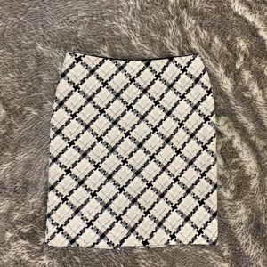 ⚪️⚫️WHBM Boucle on trend Plaid Pencil Skirt